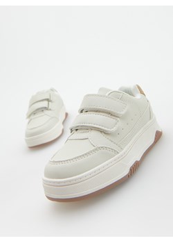 Reserved - Sneakersy na rzepy - złamana biel ze sklepu Reserved w kategorii Trampki dziecięce - zdjęcie 169998284