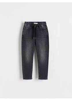 Reserved - Elastyczne jeansy carrot - czarny ze sklepu Reserved w kategorii Spodnie chłopięce - zdjęcie 170000450