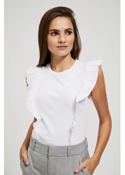 Prążkowana bluzka z falbaną biała ze sklepu Moodo.pl w kategorii Bluzki damskie - zdjęcie 170002573