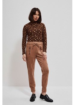 Dresowe spodnie z zapinanymi kieszeniami kawowe ze sklepu Moodo.pl w kategorii Spodnie damskie - zdjęcie 170002780