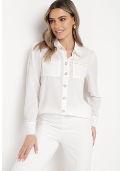 Biała Koszula o Klasycznym Fasonie z Perełkami Novellia ze sklepu Born2be Odzież w kategorii Koszule damskie - zdjęcie 170005491