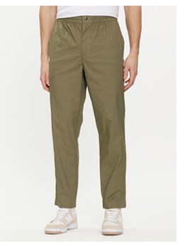 New Balance Spodnie dresowe MP41575 Zielony Regular Fit ze sklepu MODIVO w kategorii Spodnie męskie - zdjęcie 170009072