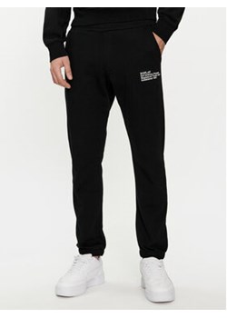 Replay Spodnie dresowe M9993.000.23650P Czarny Regular Fit ze sklepu MODIVO w kategorii Spodnie męskie - zdjęcie 170009324
