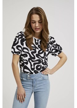 Bluzka z geometrycznym wzorem i bufiastymi rękawami czarno-biała ze sklepu Moodo.pl w kategorii Bluzki damskie - zdjęcie 170015560