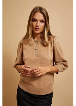 Sweter z ozdobnymi guzikami beżowy ze sklepu Moodo.pl w kategorii Swetry damskie - zdjęcie 170016470
