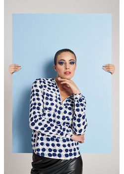 Ozdobna koszula w niebieskie kropki z zamkiem na dekolcie biała ze sklepu Moodo.pl w kategorii Koszule damskie - zdjęcie 170016671