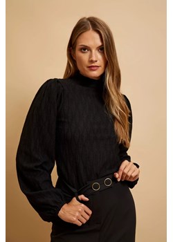 Bluzka z półgolfem i bufiastymi rękawami czarna ze sklepu Moodo.pl w kategorii Bluzki damskie - zdjęcie 170018730