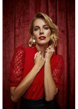 Bluzka z koronkowymi rękawami czerwona ze sklepu Moodo.pl w kategorii Bluzki damskie - zdjęcie 170024441