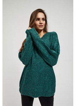 Gładki sweter z dekoltem w serek ze sklepu Moodo.pl w kategorii Swetry damskie - zdjęcie 170024963
