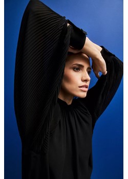 Koszula z plisowanymi rękawami czarna ze sklepu Moodo.pl w kategorii Koszule damskie - zdjęcie 170027753
