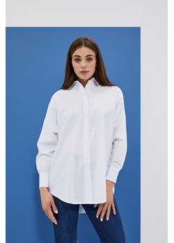 Koszula oversize z kołnierzykiem biała ze sklepu Moodo.pl w kategorii Koszule damskie - zdjęcie 170027811