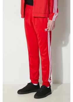 adidas Originals spodnie dresowe kolor czerwony z aplikacją  IM4543 ze sklepu PRM w kategorii Spodnie męskie - zdjęcie 170039204