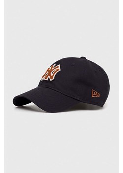New Era czapka z daszkiem bawełniana kolor granatowy z aplikacją NEW YORK YANKEES ze sklepu PRM w kategorii Czapki z daszkiem damskie - zdjęcie 170039423