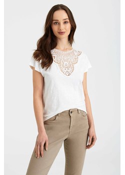 T-shirt damski z ozdobnym dekoltem biały ze sklepu 5.10.15 w kategorii Bluzki damskie - zdjęcie 170043662