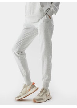4F Spodnie dresowe 4FWSS24TTROF606 Szary Regular Fit ze sklepu MODIVO w kategorii Spodnie damskie - zdjęcie 170045302