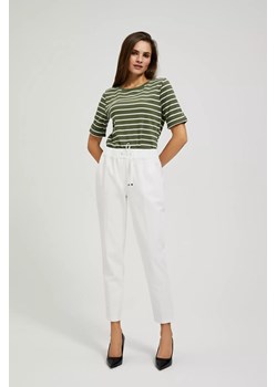 Spodnie z prostą nogawką i wiązaniem w pasie białe ze sklepu Moodo.pl w kategorii Spodnie damskie - zdjęcie 170047570