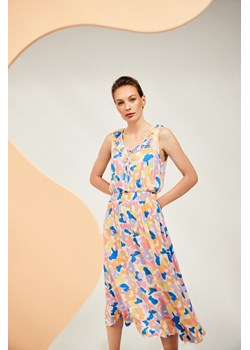 Wiskozowa sukienka midi ze sklepu Moodo.pl w kategorii Sukienki - zdjęcie 170047952