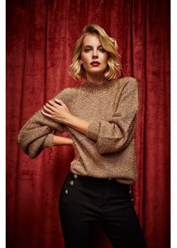 Sweter z golfem ozdobiony metaliczną nitką beżowy ze sklepu Moodo.pl w kategorii Swetry damskie - zdjęcie 170048011