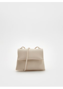 Reserved - Trapezowa torebka crossbody - kremowy ze sklepu Reserved w kategorii Torebki damskie - zdjęcie 170052313