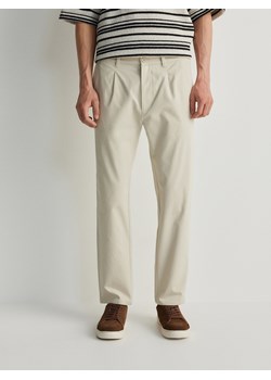 Reserved - Spodnie carrot fit - złamana biel ze sklepu Reserved w kategorii Spodnie męskie - zdjęcie 170063684
