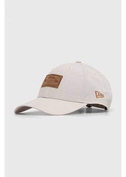 New Era czapka z daszkiem kolor beżowy z aplikacją ze sklepu PRM w kategorii Czapki z daszkiem męskie - zdjęcie 170064864