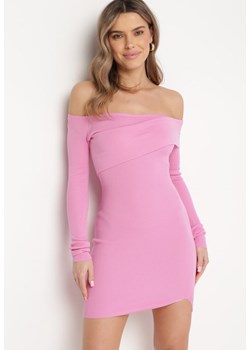 Różowa Dopasowana Sukienka z Asymetrycznym Dekoltem Carmen z Wiskozy Aroslina ze sklepu Born2be Odzież w kategorii Sukienki - zdjęcie 170069422
