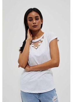 Biała bluzka damska z ażurowym dekoltem ze sklepu 5.10.15 w kategorii Bluzki damskie - zdjęcie 170073160