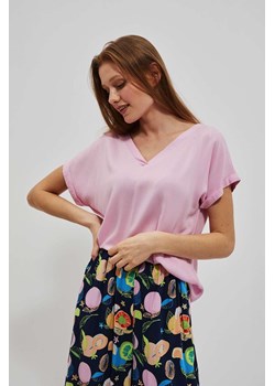 Wiskozowa koszulka damska z dekoltem V różowa ze sklepu 5.10.15 w kategorii Bluzki damskie - zdjęcie 170073211