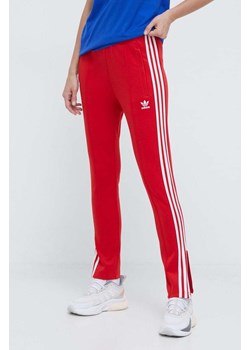 adidas Originals spodnie dresowe SST Classic TP kolor czerwony z aplikacją IK6603 ze sklepu PRM w kategorii Spodnie damskie - zdjęcie 170121461