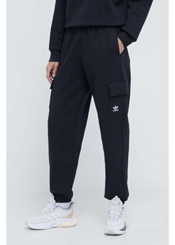adidas Originals spodnie dresowe Cargo Jogger kolor czarny gładkie IT7576 ze sklepu PRM w kategorii Spodnie damskie - zdjęcie 170121531