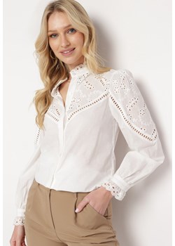 Biała Bawełniana Koszula z Ażurowymi Wstawkami i Zapięciem na Guziki Sardlila ze sklepu Born2be Odzież w kategorii Koszule damskie - zdjęcie 170131624