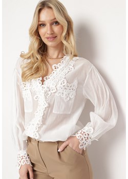 Biała Koszula z Perłowymi Guzikami i Koronką Sannera ze sklepu Born2be Odzież w kategorii Koszule damskie - zdjęcie 170132031