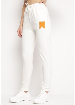 Białe Spodnie Dresowe z Ozdobną Naszywką Hilela ze sklepu Born2be Odzież w kategorii Spodnie damskie - zdjęcie 170139752