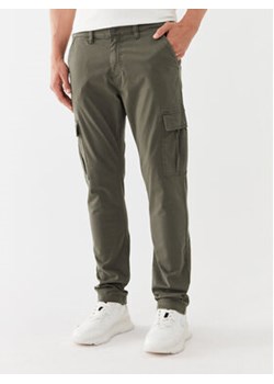 Guess Spodnie materiałowe M2GB27 WCNZ0 Zielony Slim Fit ze sklepu MODIVO w kategorii Spodnie męskie - zdjęcie 170149154