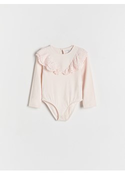 Reserved - Bawełniane body z falbanką - złamana biel ze sklepu Reserved w kategorii Body niemowlęce - zdjęcie 170151802