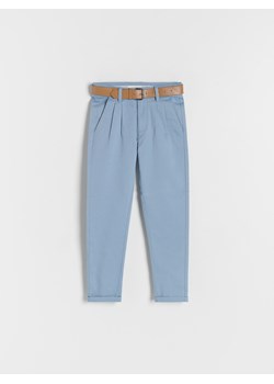 Reserved - Strukturalne spodnie chino z paskiem - niebieski ze sklepu Reserved w kategorii Spodnie chłopięce - zdjęcie 170152033