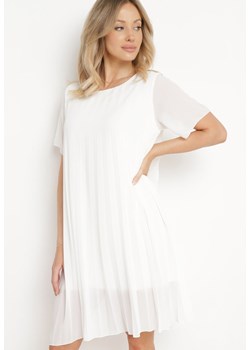 Biała Sukienka Plisowana z Lekko Luźnym Fasonie Forxia ze sklepu Born2be Odzież w kategorii Sukienki - zdjęcie 170152931