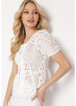 Biała Bluzka Koronkowa z Ozdobnymi Guzikami Ursalinne ze sklepu Born2be Odzież w kategorii Bluzki damskie - zdjęcie 170153520