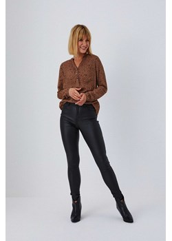 Woskowane spodnie o dopasowanym kroju ze sklepu Moodo.pl w kategorii Spodnie damskie - zdjęcie 170155212