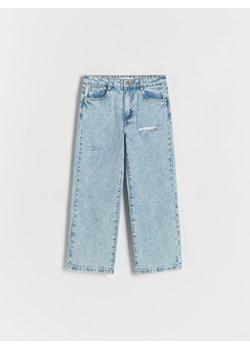 Reserved - Jeansy straight z przetarciami - niebieski ze sklepu Reserved w kategorii Spodnie dziewczęce - zdjęcie 170176160