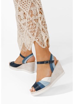 Niebieskie sandały na koturnie skórzane Irvina ze sklepu Zapatos w kategorii Sandały damskie - zdjęcie 170176533