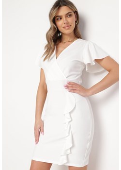 Biała Dopasowana Sukienka Mini z Kopertowym Dekoltem i Ozdobną Falbanką Gwendara ze sklepu Born2be Odzież w kategorii Sukienki - zdjęcie 170184290