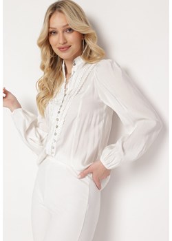 Biała Koszula w Stylu Retro ze Stójką i Koronkowymi Lamówkami Holora ze sklepu Born2be Odzież w kategorii Bluzki damskie - zdjęcie 170184962