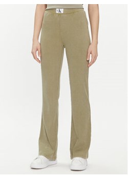 Calvin Klein Jeans Spodnie dresowe J20J223126 Zielony Regular Fit ze sklepu MODIVO w kategorii Spodnie damskie - zdjęcie 170211210