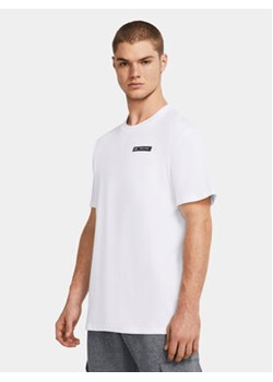 Under Armour T-Shirt Ua Hw Armour Label Ss 1382831-100 Biały Loose Fit ze sklepu MODIVO w kategorii T-shirty męskie - zdjęcie 170211594