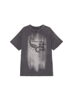 Cropp - Ciemnoszara koszulka z nadrukiem - szary ze sklepu Cropp w kategorii Bluzki damskie - zdjęcie 170218423