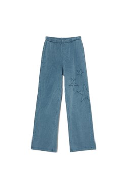 Cropp - Niebieskie spodnie straight z naszywkami - niebieski ze sklepu Cropp w kategorii Spodnie damskie - zdjęcie 170218471