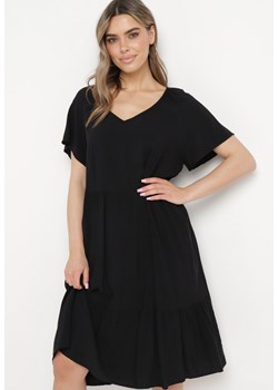 Czarna Rozkloszowana Sukienka Midi z Trójkątnym Dekoltem i Falbanką Klario ze sklepu Born2be Odzież w kategorii Sukienki - zdjęcie 170232681