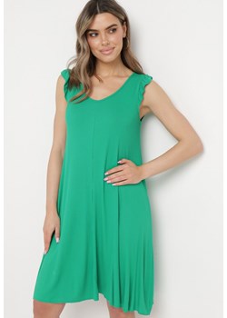 Zielona Wiskozowa Sukienka z Prążkowanego Materiału z Falbanką przy Ramieniu Berengaria ze sklepu Born2be Odzież w kategorii Sukienki - zdjęcie 170232733