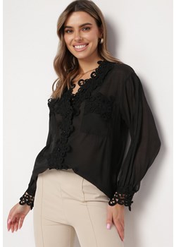 Czarna Koszula z Perłowymi Guzikami i Koronką Sannera ze sklepu Born2be Odzież w kategorii Koszule damskie - zdjęcie 170232950